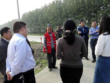 調研組在管護現場與(yu) 村管護員進行交談.png