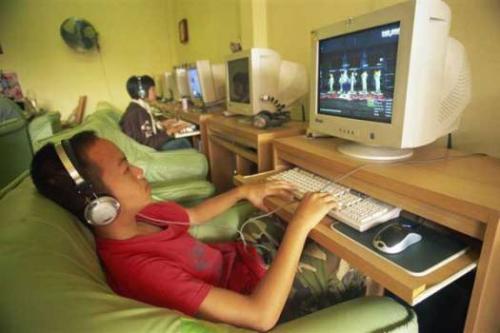 資料圖片:泰國清邁一少年在玩兒電腦遊戲。(圖片來源:法新社)