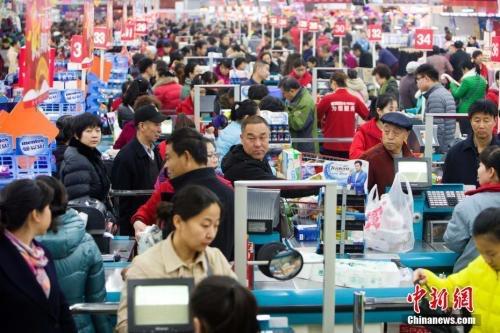 資料圖：民眾購買生活用品。張雲 攝