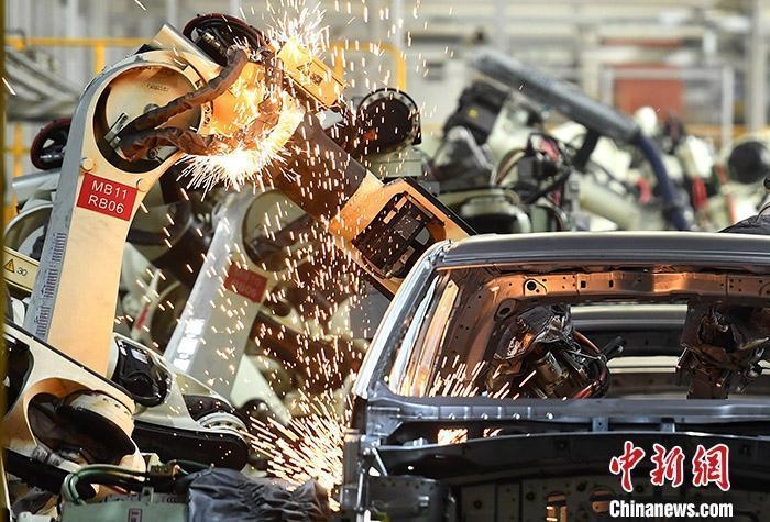 資料圖:汽車生產車間的忙碌景象。 <a target='_blank' data-cke-saved-href='https://www.chinanews.com/' href='https://www.chinanews.com/'>中新社</a>記者 陳超 攝