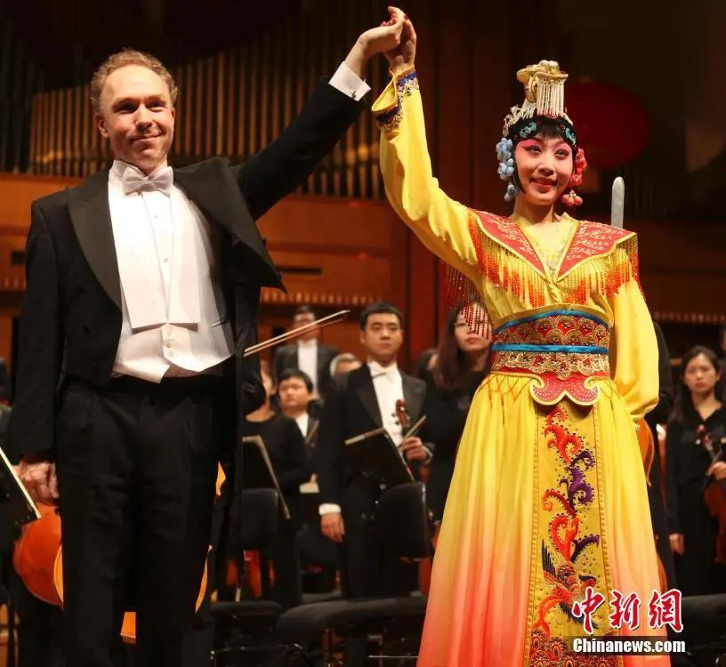 資料圖：當地時間2019年1月29日，第五屆中國—歐盟文化藝術節的一場演出結束後，擔任鋼琴協奏的荷蘭鋼琴家拉爾夫·範·拉特與京劇青衣演員煉雯晴攜手謝幕。<a target='_blank'  data-cke-saved-href='https://www.chinanews.com/' href='https://www.chinanews.com/'>中新社</a>記者 德永健 攝